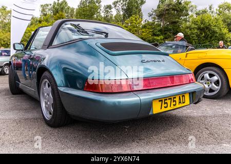 Llandow, Wales - 30. Juni 2024: Klassisch blau gefärbtes Heck des Porsche 911 964 bei einem Oldtimer-Treffen Stockfoto