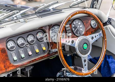 Llandow, Wales - 30. Juni 2024: Innenraum von Morgan Plus 8 in der Altstadt von Zürich. Der Morgan Plus 8 ist ein Sportwagen des britischen Autoherstellers Stockfoto