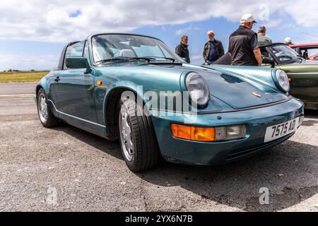 Llandow, Wales - 30. Juni 2024: Front des klassisch blau gefärbten Porsche 911 964 bei einem Oldtimertreffen Stockfoto