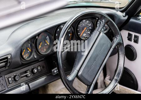 Llandow, Wales – 30. Juni 2024: Innenraum des Porsche 911 964 in klassisch blau bei einem Oldtimer-Treffen Stockfoto