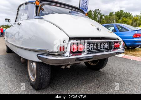 Llandow, Wales - 30. Juni 2024: Heck des White Citroen DS 21 Retro Sixties, französischer Oldtimer der 70er Jahre Stockfoto