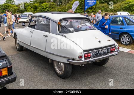 Llandow, Wales - 30. Juni 2024: Heck des White Citroen DS 21 Retro Sixties, französischer Oldtimer der 70er Jahre Stockfoto