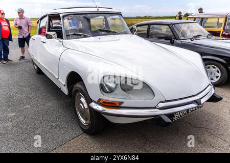 Llandow, Wales - 30. Juni 2024: Front des White Citroen DS 21 Retro Sixties-Oldtimer Stockfoto