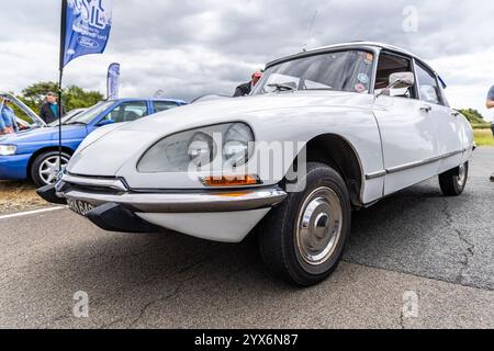 Llandow, Wales - 30. Juni 2024: Front des White Citroen DS 21 Retro Sixties-Oldtimer Stockfoto