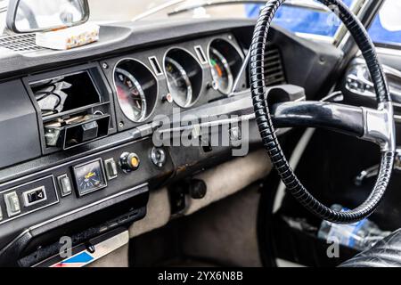 Llandow, Wales - 30. Juni 2024: Innenraum des Citroen DS 21 Retro-Oldtimer der 1970er Jahre Stockfoto