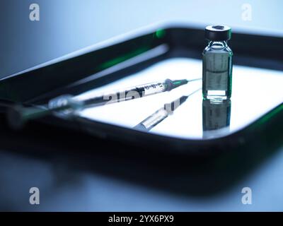 Impfpanierung und Spritze warten auf einen Patienten. Stockfoto