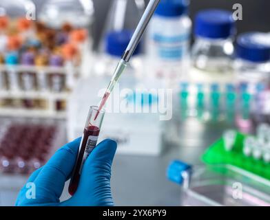 Wissenschaftler, die eine Blutprobe für die analytische Untersuchung vorbereiten. Stockfoto