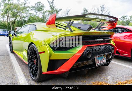 Chicago, Illinois - 29. September 2024: 2021 Lamborghini Huracan STO. Metallic Green 2021 Lamborghini Huracan STO parkte auf der Straße. Lamborghini ist Stockfoto