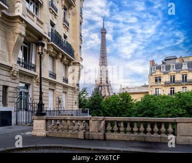 Die Skyline von Paris mit dem berühmten Eiffelturm, fotografiert aus einem Wohngebiet mit wunderschönem blauem Himmel. Stockfoto
