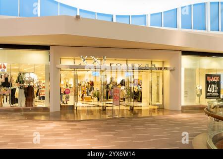 Natick, Massachusetts, USA – 9. November 2023: Ein Forever 21-Bekleidungsgeschäft in der Natick Mall in Natick, Massachusetts, USA. Stockfoto