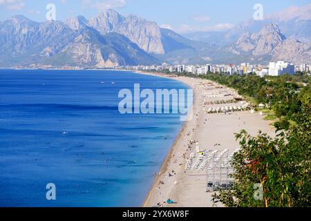Konyaaltı Strand und Beydağları Berge in Antalya, Türkei Stockfoto