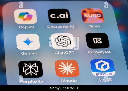 OpenAI ChatGPT, Google Gemini, Runway, Perplexity AI, Claude, Microsoft Copilot, Character.ai, Suno AI und Baidu Ernie Bot. Verschiedene KI-App-Symbole Stockfoto