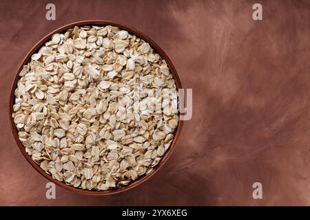 Trockene Haferflocken in rustikaler Töpferei für Vollkorn Glutenfreies Frühstück und nachhaltige Ernährung, Kopierraum Stockfoto