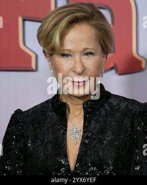 Los Angeles, USA. Dezember 2024. Yeardley Smith kommt am Freitag im SIMPSONS Disney's O C'MON ALL YE FAITHFUL Holiday Special World Premiere Screening in Hollywood, CA. Dezember 2024. (Foto: Sthanlee B. Mirador/SIPA USA) Credit: SIPA USA/Alamy Live News Stockfoto