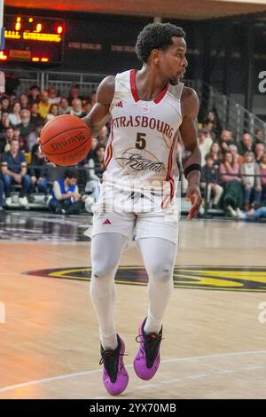 La Rochelle, Frankreich. Dezember 2024. 5 Dominic Artis von SIG Strasbourg während der französischen Meisterschaft, Betclic Elite Basketball Spiel zwischen Stade Rochelais Basket und SIG Strasbourg am 13. Dezember 2024 im Gaston Neveur Stadion in La Rochelle, Frankreich - Foto Laurent Lairys/DPPI Credit: DPPI Media/Alamy Live News Stockfoto