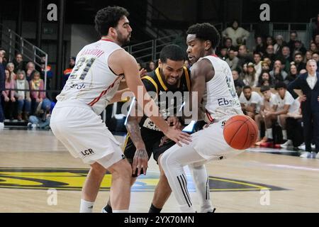 La Rochelle, Frankreich. Dezember 2024. 3 Samuel Sessoms von Stade Rochelais Basket und 5 Dominic Artis, 21 Edon Maxhuni von SIG Strasbourg während der französischen Meisterschaft, Betclic Elite Basketball Spiel zwischen Stade Rochelais Basket und SIG Strasbourg am 13. Dezember 2024 im Gaston Neveur Stadion in La Rochelle, Frankreich - Foto Laurent Lairys/DPPI Credit: DPPI Media/Alamy Live News Stockfoto