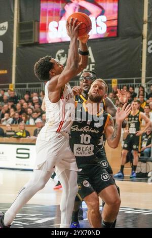 La Rochelle, Frankreich. Dezember 2024. 5 Dominic Artis von SIG Strasbourg und 10 Gaëtan Clerc von Stade Rochelais Korb während der französischen Meisterschaft, Betclic Elite Basketball Spiel zwischen Stade Rochelais Basket und SIG Strasbourg am 13. Dezember 2024 im Gaston Neveur Stadion in La Rochelle, Frankreich - Foto Laurent Lairys/DPPI Credit: DPPI Media/Alamy Live News Stockfoto