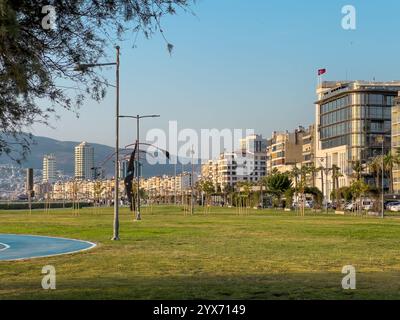 Blick auf die Kordon Street, den Fährpier und die Hochhäuser vom Meer aus in der Izmir Passport Gegend Stockfoto