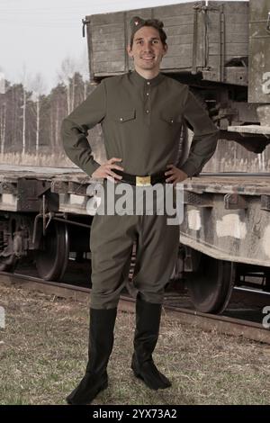 Junger sowjetischer Soldat in Uniform des Zweiten Weltkriegs draußen Stockfoto