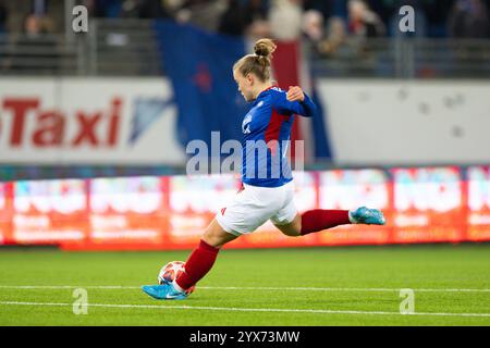 Oslo, Norwegen. Dezember 2024. Oslo, Norwegen, 12. Dezember 2024: Olaug Tvedten (10 Valerenga) schießt den Ball während des Fußballspiels der UEFA Women's Champions League zwischen Valerenga und Arsenal in der Intility Arena in Oslo, Norwegen. (ANE Frosaker/SPP) Credit: SPP Sport Press Photo. /Alamy Live News Stockfoto