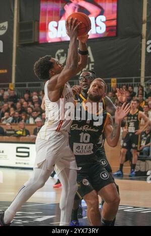 La Rochelle, Frankreich. Dezember 2024. 5 Dominic Artis VON SIG Strasbourg und 10 Gaëtan Clerc, 13 Jubrile Belo von Stade Rochelais Korb während der französischen Meisterschaft, Betclic Elite Basketball Spiel zwischen Stade Rochelais Basket und SIG Strasbourg am 13. Dezember 2024 im Gaston Neveur Stadion in La Rochelle, Frankreich - Foto Laurent Lairys/ABACAPRESS. COM Credit: Abaca Press/Alamy Live News Stockfoto