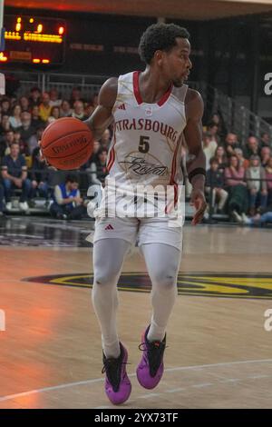 La Rochelle, Frankreich. Dezember 2024. 5 Dominic Artis VON SIG Strasbourg während der französischen Meisterschaft, Betclic Elite Basketball Spiel zwischen Stade Rochelais Basket und SIG Strasbourg am 13. Dezember 2024 im Gaston Neveur Stadion in La Rochelle, Frankreich - Foto Laurent Lairys/ABACAPRESS. COM Credit: Abaca Press/Alamy Live News Stockfoto