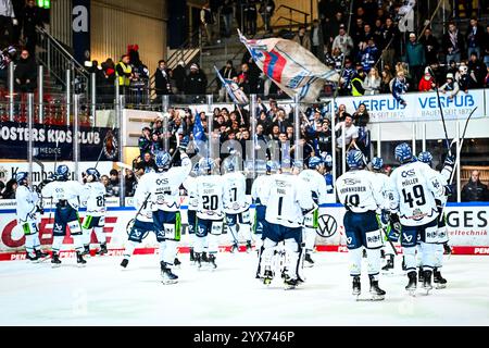 Jubel, Freude bei den Straubing Tigers nach ihrem Auswärtssieg gegen die Iserlohn Roosters, GER, Iserlohn Roosters vs. Straubing Tigers, Eishockey, Penny-DEL, 25. Spieltag, Spielzeit 2024/2025, 13.12.2024, Foto: Jonas Brockmann/Eibner-Pressefoto Stockfoto