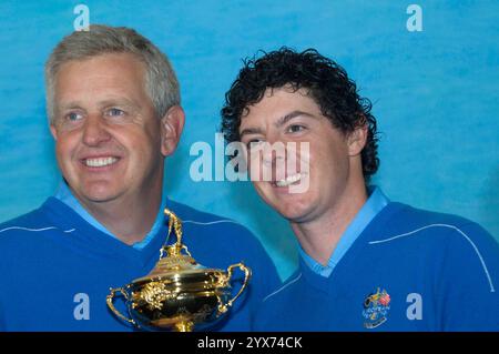 Colin Montgomerie und Rory McIilroy beim Team Europe Photocall vor dem Ryder Cup 2010 im Celtic Manor in Newport, Südwales, Großbritannien. Stockfoto