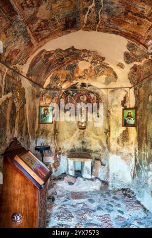 Das mit Fresken geschmückte Innere der Agia Kyriaki Kirche in Sotirianika, Griechenland, zeigt alte religiöse Kunst, Ikonen und eine heilige Atmosphäre. Stockfoto