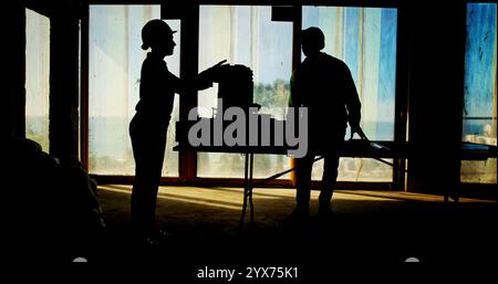 Teamwork, Silhouette oder Menschen auf der Baustelle für technische Projekte oder Immobilienmanagement. Architekturwartung, Dämmerung oder Auftragnehmer in Stockfoto