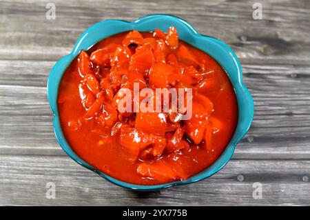 Chili Chinesisches Essen, traditionelle chinesische Hühnerküche mit gegrillten Hähnchenstücken mit roter Sauce, Paprika und Chili, Zwiebeln und Gewürzen, u Stockfoto