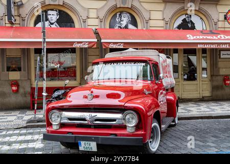 Der Vintage Ford F100 Coca Cola Lieferwagen vor dem James Dean Café und der Musikbar in der Prager Altstadt Stockfoto