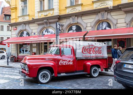 Der Vintage Ford F100 Coca Cola Lieferwagen vor dem James Dean Café und der Musikbar in der Prager Altstadt Stockfoto