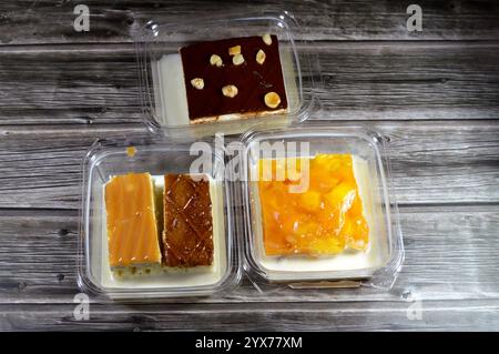 Tres Leches Kuchen mit Karamell, Schokolade, Mangobitten und Haselnüssen, Pfanne Tres Lechs, Biskuit eingeweicht in verdunstet, kondensiert und ganze mi Stockfoto