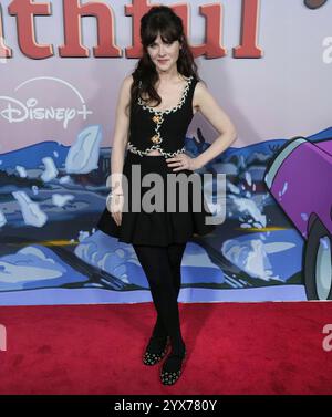 Los Angeles, USA. Dezember 2024. Zooey Deschanel kommt am Freitag im SIMPSONS Disney's O C'MON ALL YE FAITHFUL Holiday Special World Premiere Screening in Hollywood, CA. Dezember 2024. (Foto: Sthanlee B. Mirador/SIPA USA) Credit: SIPA USA/Alamy Live News Stockfoto