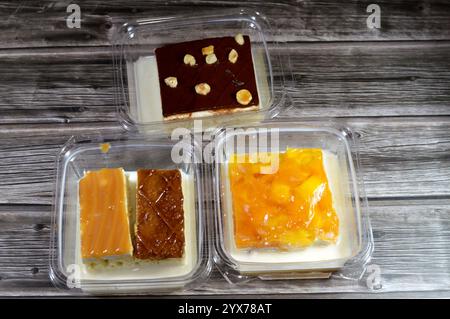 Tres Leches Kuchen mit Karamell, Schokolade, Mangobitten und Haselnüssen, Pfanne Tres Lechs, Biskuit eingeweicht in verdunstet, kondensiert und ganze mi Stockfoto