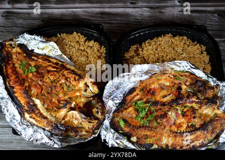 Tilapia, Meeräsche Sinjari, der Fisch wird geöffnet und mit Öl und Zitrone gegrillt oder im Ofen mit Gemüse Petersilie, Tomaten, Zwiebeln, Stockfoto