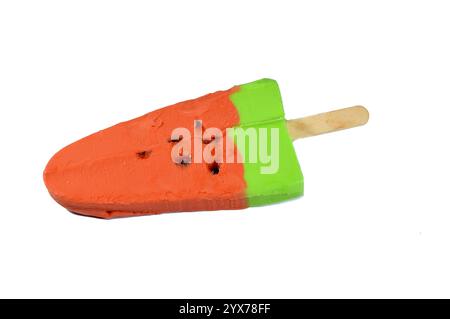 Eisbar mit Wassermelonen aus Fruchtform und Geschmack, eine Eisbar ist ein gefrorenes Dessert mit Eis am Stock, Sommer und Feiertage Stockfoto