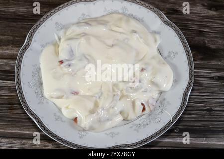 Cremiger Käseaufstrich, köstlicher Käsegeschmack verstärkt den Geschmack der Mahlzeit, ein weicher, milder Frischkäse aus Milch und Sahne, mit Thin sl Stockfoto