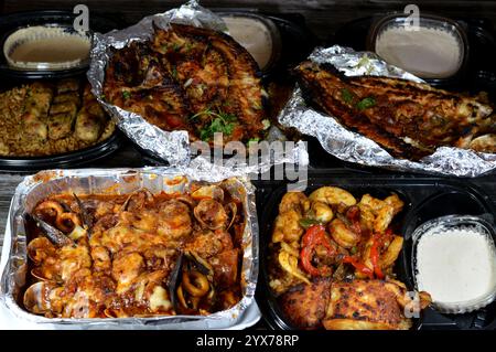 Fischküche mit gemischtem Fischfilet, Garnelen, Tintenfisch, Tintenfischeiern, Fischrogen, Muscheln, Muscheln, Krabben, rote Soße, Kräuter, Tilapia, Meeräsche Sinjari Fishes wi Stockfoto