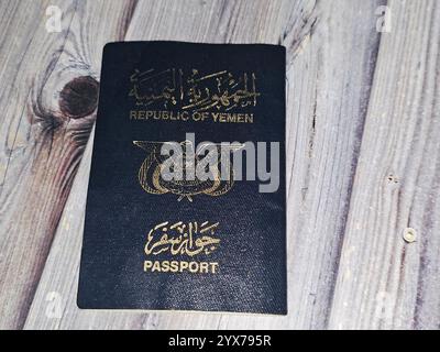 Pass der Republik Jemen, Jemen Pass, ein von der Einwanderungsbehörde und N ausgestelltes staatliches Dokument, das von jemenitischen Bürgern für internationale Reisen verwendet wird Stockfoto