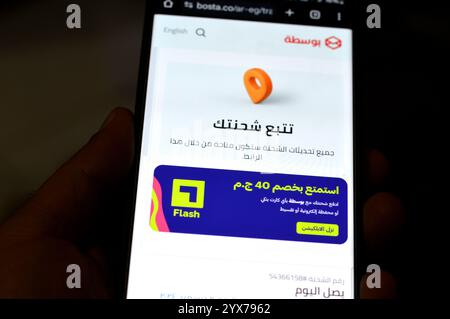 Kairo, Ägypten, 2. Dezember 2024: Bosta verfolgt Ihren Sendungsbildschirm auf einem Handy. Bosta ist ein lokaler Kurierdienst in Ägypten, mit Echtzeit-Verfolgung A Stockfoto