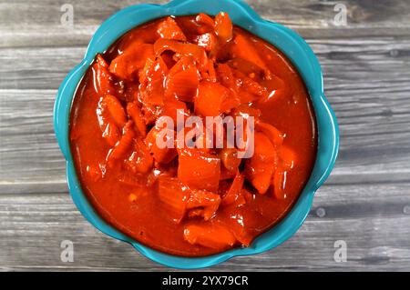 Chili Chinesisches Essen, traditionelle chinesische Hühnerküche mit gegrillten Hähnchenstücken mit roter Sauce, Paprika und Chili, Zwiebeln und Gewürzen, u Stockfoto
