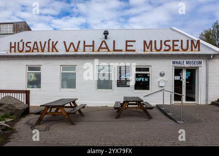 Husavik, Island, 21.05.22. Husavik Walmuseum mit Meeres- und Walausstellungen, Außenansicht der Gebäudefassade und des Eingangs. Stockfoto