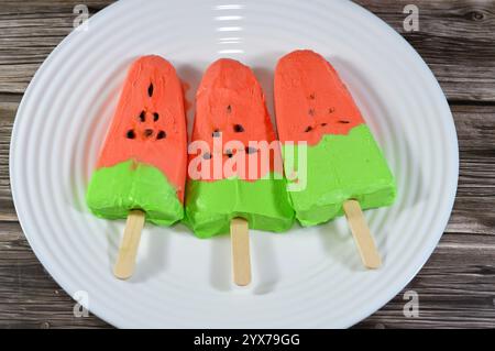 Eisbar mit Wassermelonen aus Fruchtform und Geschmack, eine Eisbar ist ein gefrorenes Dessert mit Eis am Stock, Sommer und Feiertage Stockfoto