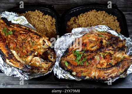 Tilapia, Meeräsche Sinjari, der Fisch wird geöffnet und mit Öl und Zitrone gegrillt oder im Ofen mit Gemüse Petersilie, Tomaten, Zwiebeln, Stockfoto