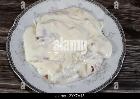 Cremiger Käseaufstrich, köstlicher Käsegeschmack verstärkt den Geschmack der Mahlzeit, ein weicher, milder Frischkäse aus Milch und Sahne, mit Thin sl Stockfoto