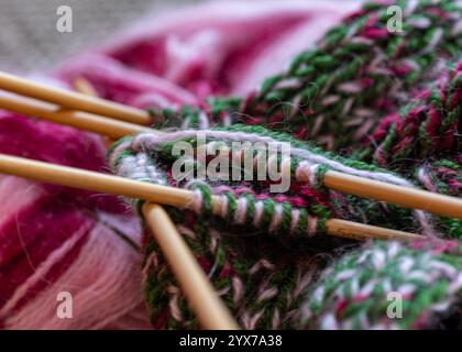 Bunte gestrickte unfertige Arbeit, Handwerkskunst, Stricktextur, Wollhandwerk, Hobby, Winteraktivitäten Stockfoto