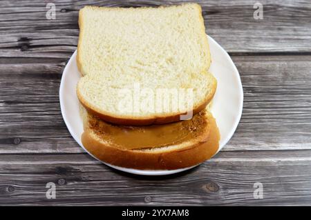 Ein normales Toastbrot mit Biscuits Butteraufstrich, karamelisierter Keksaufstrich, glatter Aufstrich mit cremiger, reichhaltiger Textur für Pfannkuchen, Brownies und alle des Stockfoto