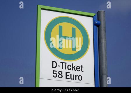 Bushaltestelle mit D-Ticket und 58 Euro Bushaltestelle mit D-Ticket und 58 Euro, 14.12.2024, Borkwalde, Brandenburg, an dem Schild einer Bushaltestelle befinden sich die Schriftzüge D-Ticket und 58 Euro. *** Bushaltestelle mit D Ticket und 58 Euro Bushaltestelle mit D Ticket und 58 Euro, 14 12 2024, Borkwalde, Brandenburg, auf dem Schild einer Bushaltestelle stehen die Worte D Ticket und 58 Euro Stockfoto